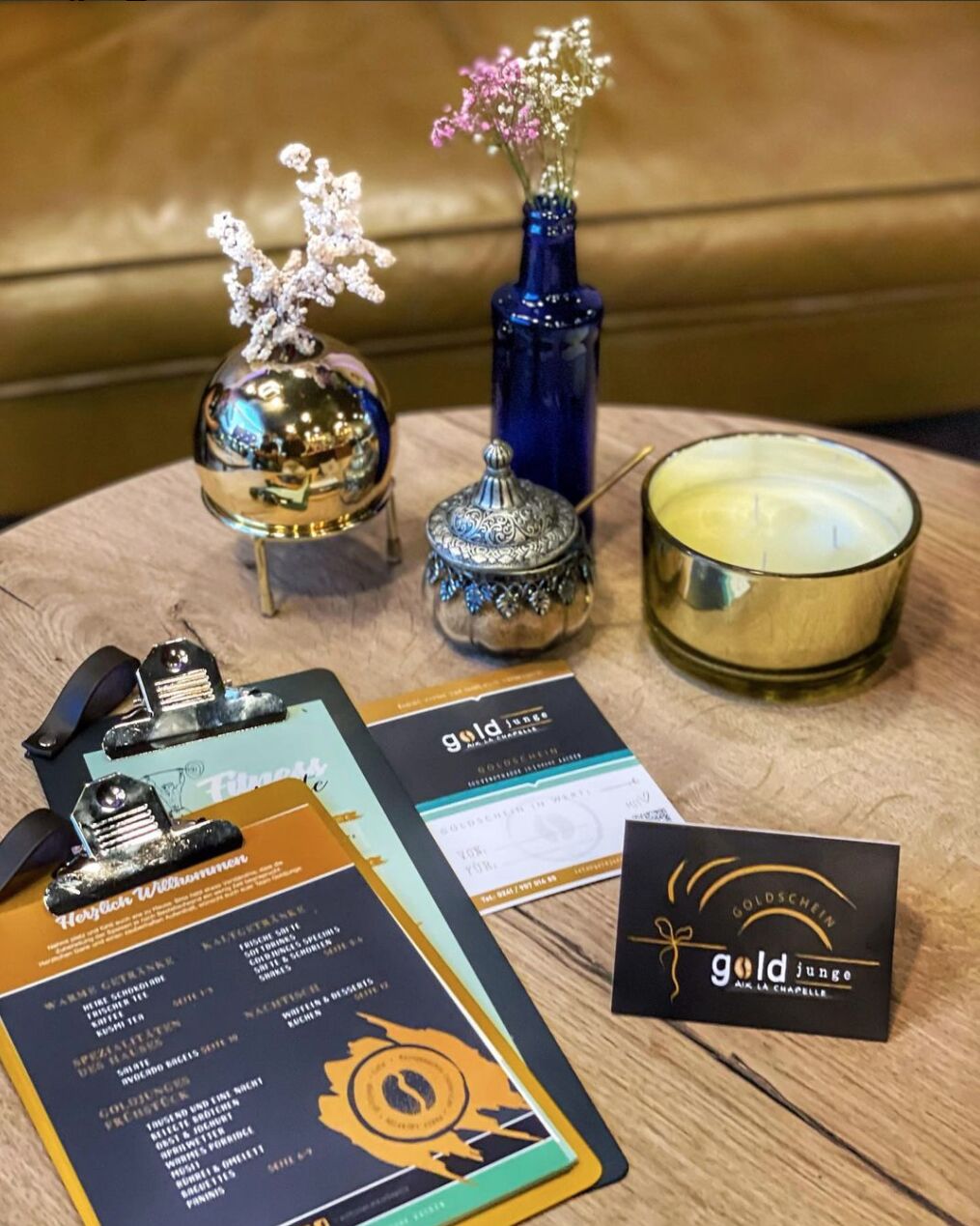 Pünktlich zur Vorweihnachtszeit haben wir unsereG O L D S C H E I N E im praktischen Scheckkartenformat für euch bereit liegen.