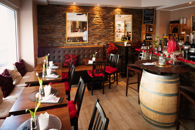 Unserer kleinen gemütlichen Weinbar. Auch ein Käsefondue am Fass ab 2 Personen ist jederzeit auf Vorbestellung möglich.