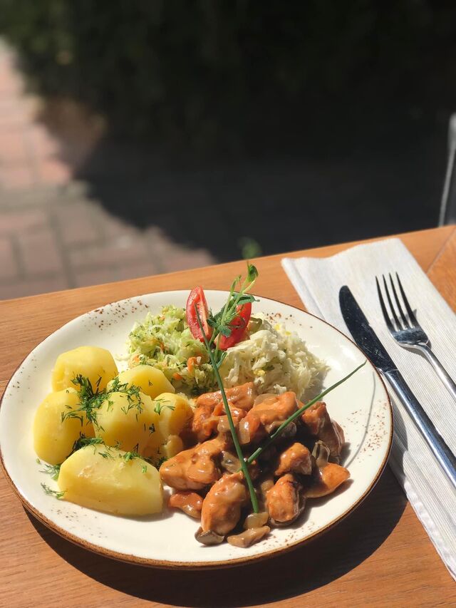 Gulasz drobiowy z ziemniakami i surówką