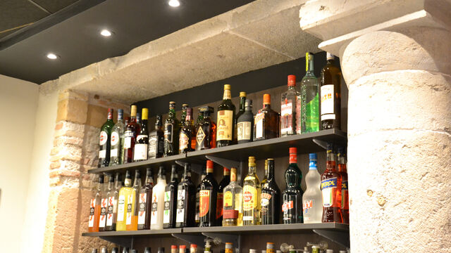 Les boissons et la colonne historique du Bull Café