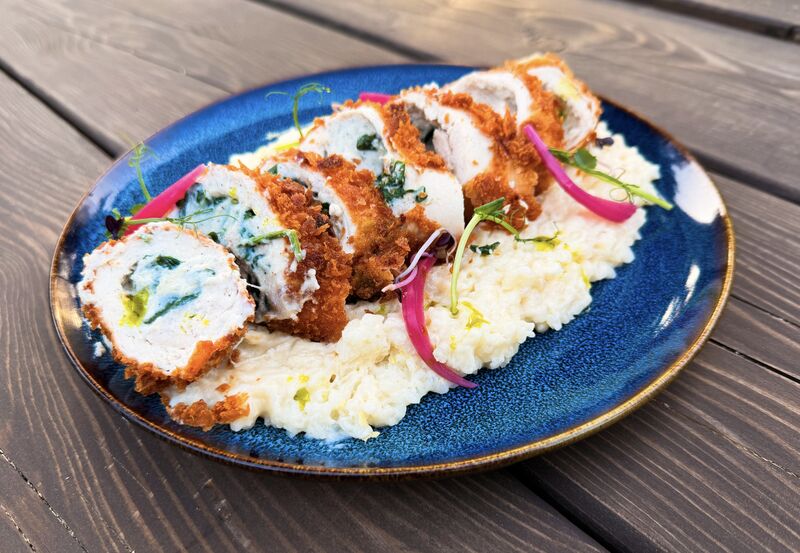 Ricottával és friss bébispenóttal töltött panko morzsás csirkemell, parmezános rizottóval 