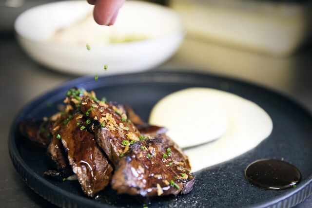 Plat Notre incontournable Bœuf Mariné
Credit photo
@dureuilphoto.com
@louvrierdelimage