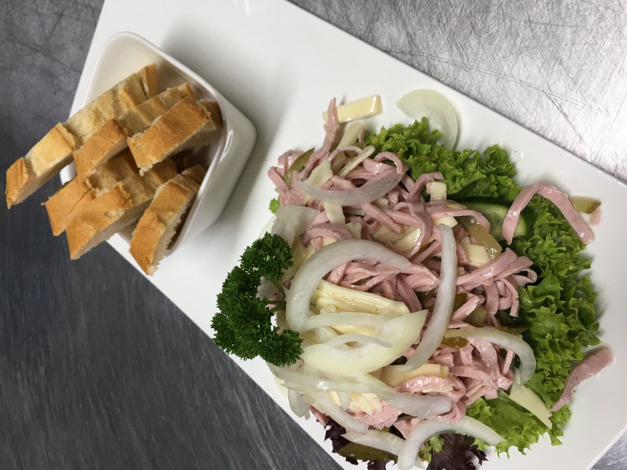 Schweizer Wurstsalat mit Baguette