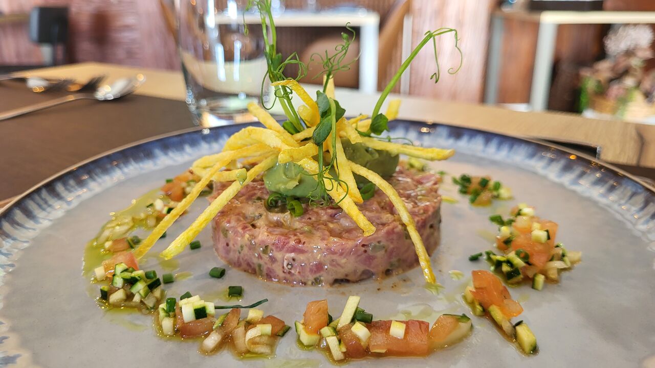 Tartare de bœuf et saucisson de pays, pommes paille et guacamole