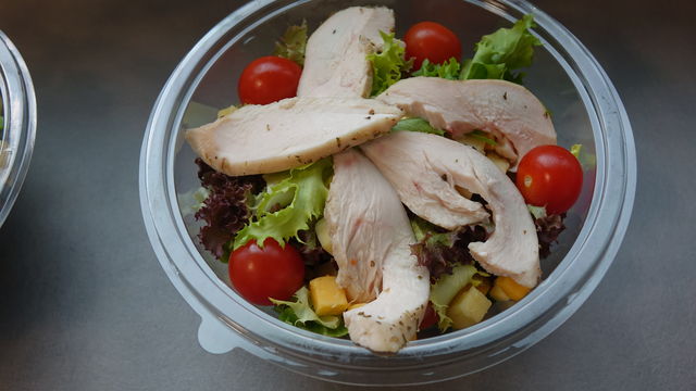 Salade Ceasar 6.50€
(Poulet ,fromage,tomate)
