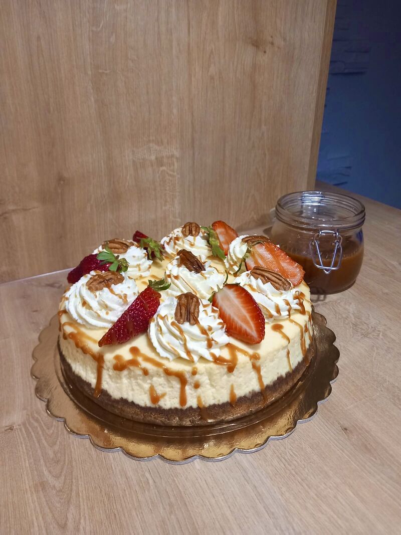 Sernik słony karmel