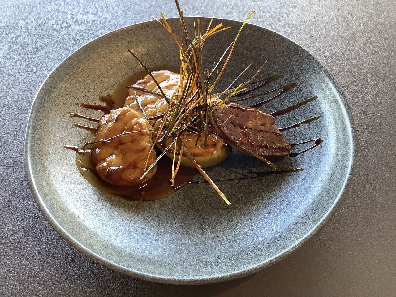 Médaillon de ris de veau et foie gras poêlé, sauce pommeau