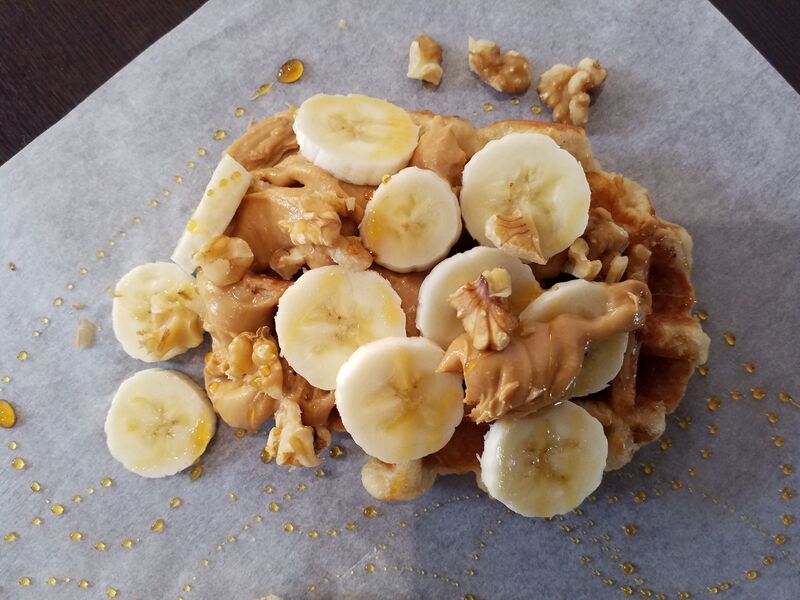 Waffle con banana, noci e sciroppo d'acero