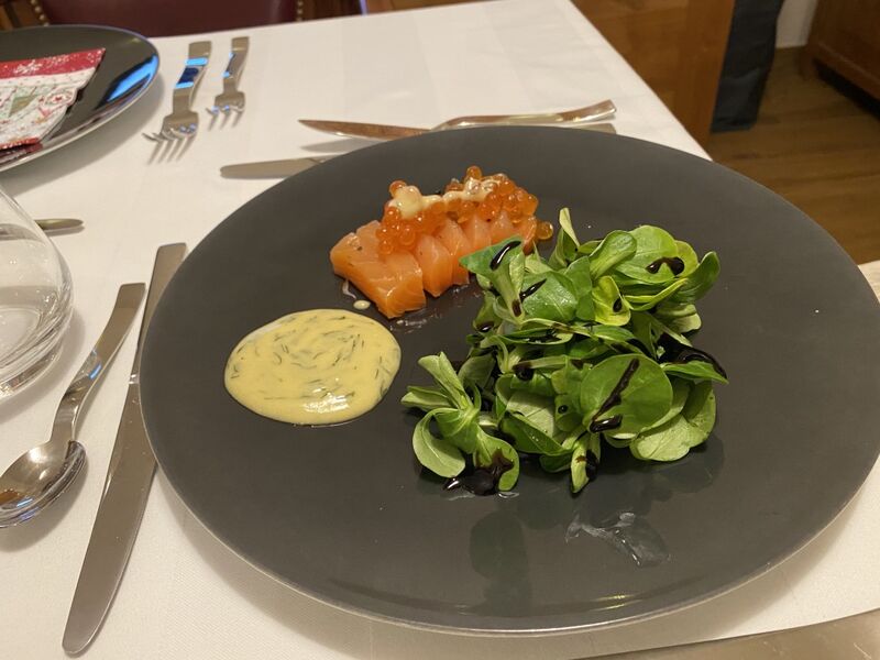 Saumon Gravlax, oeufs de saumon et petites mâche