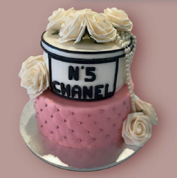 gâteau a la vanille et aux fraises.