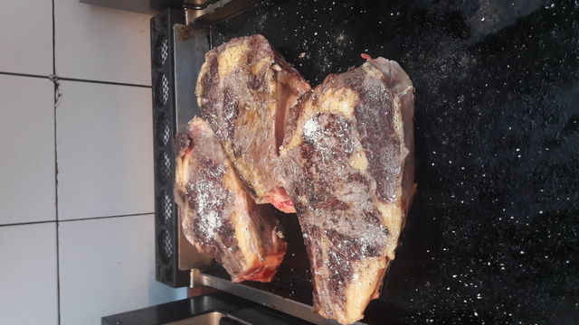 Vous pouvez commander 48h00 à l'avance, notre Côte de Boeuf (origine France 1kg) et ses frites maison pour 2 personnes.