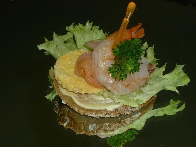 Shrimps-Canapé auf Hausbrot