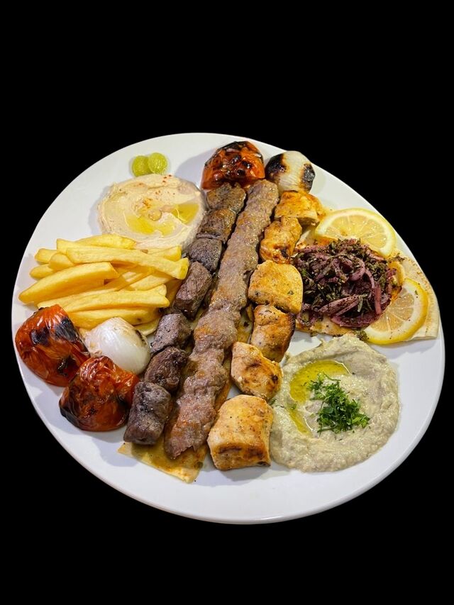 Plat Grillade Mix
Houmous + moutabal + frites + 3 brochettes de taouk, chokaf et kabab marinées et grillées au charbon de bois.