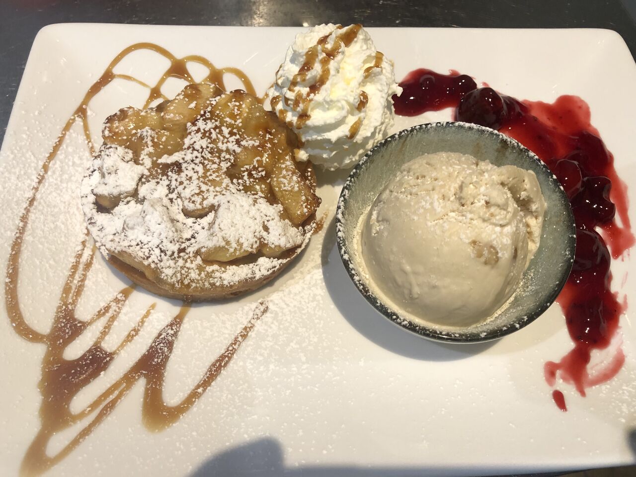 Apfeltarte mit Walnusseis und Sahne 