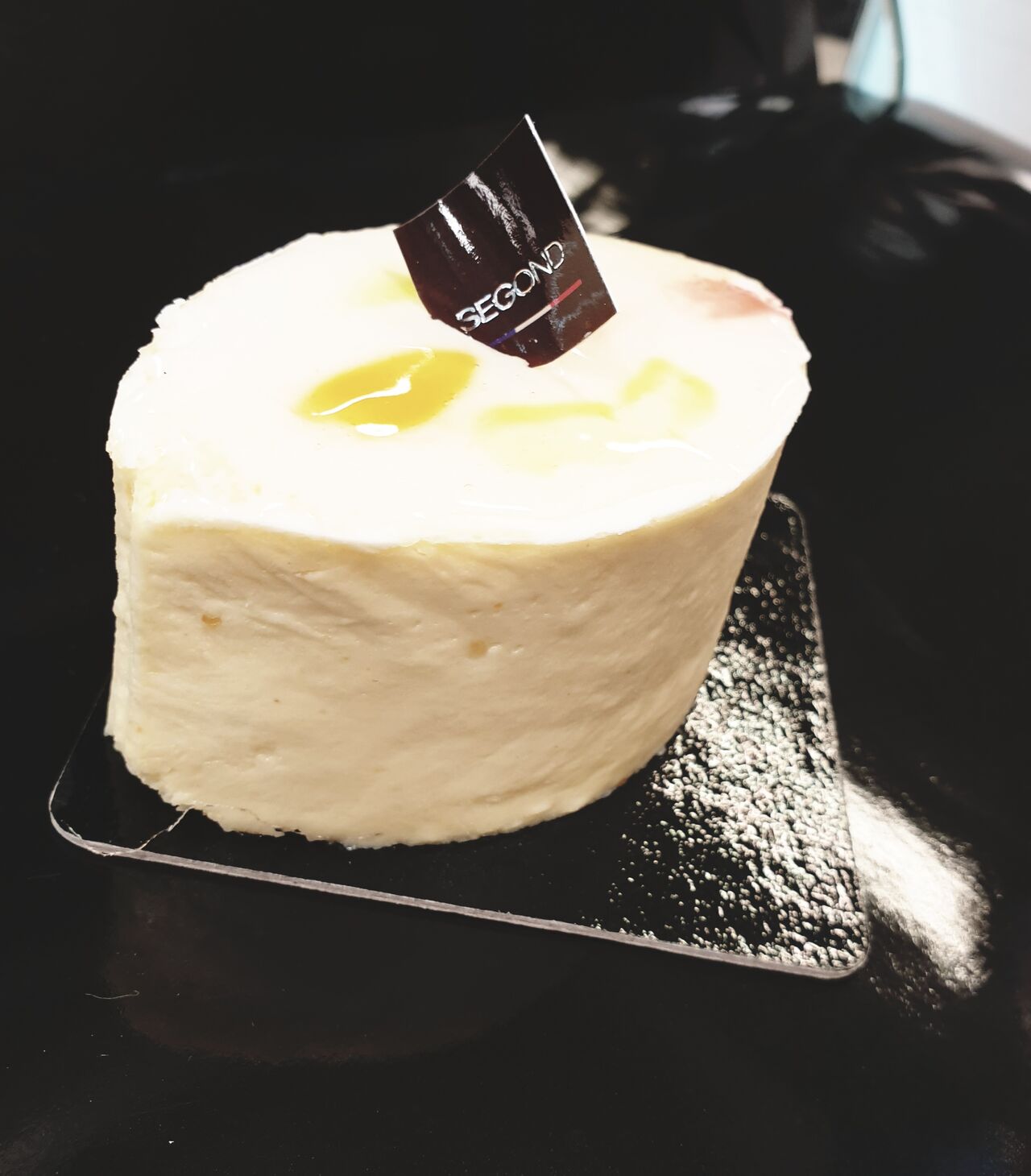 Saint Victoire / Biscuit amande,abricots rôtis, crème brûlée à la fleur de safran, mousseline calisson.