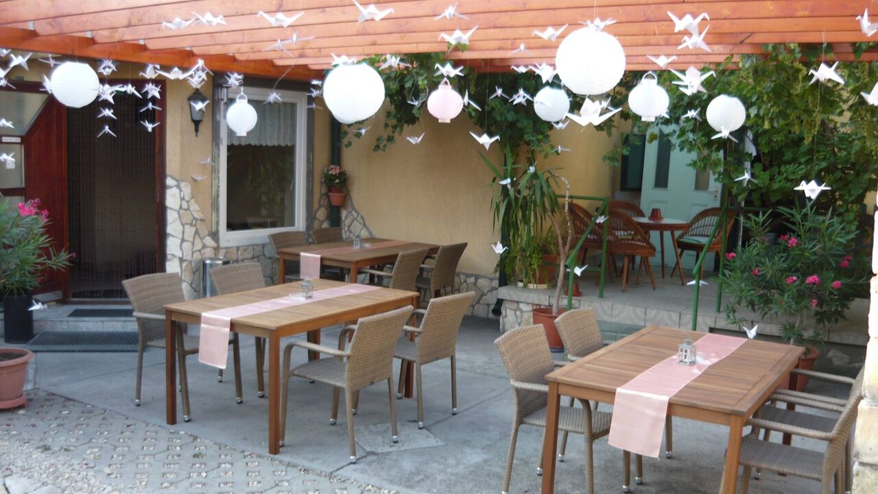 Kerthelységünk, lakodalom dekorációban.