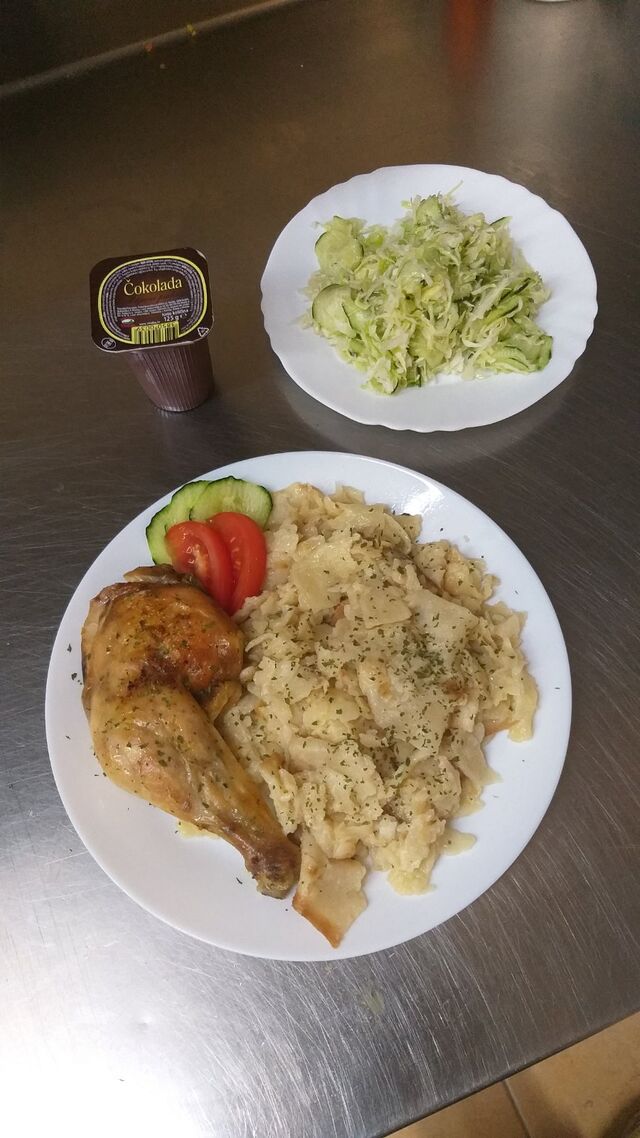 Pečena piletina s mlincima, salata