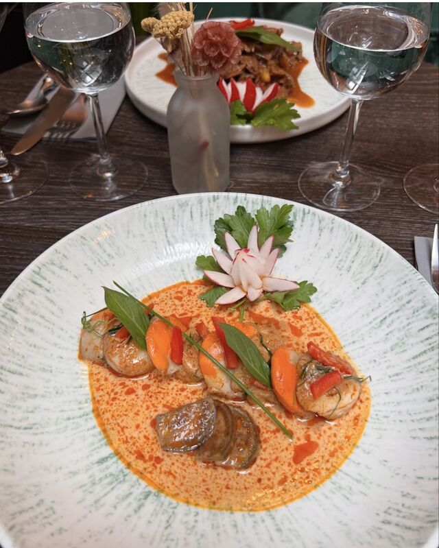 Noix de Saint-Jacques au curry & aubergines thaïes