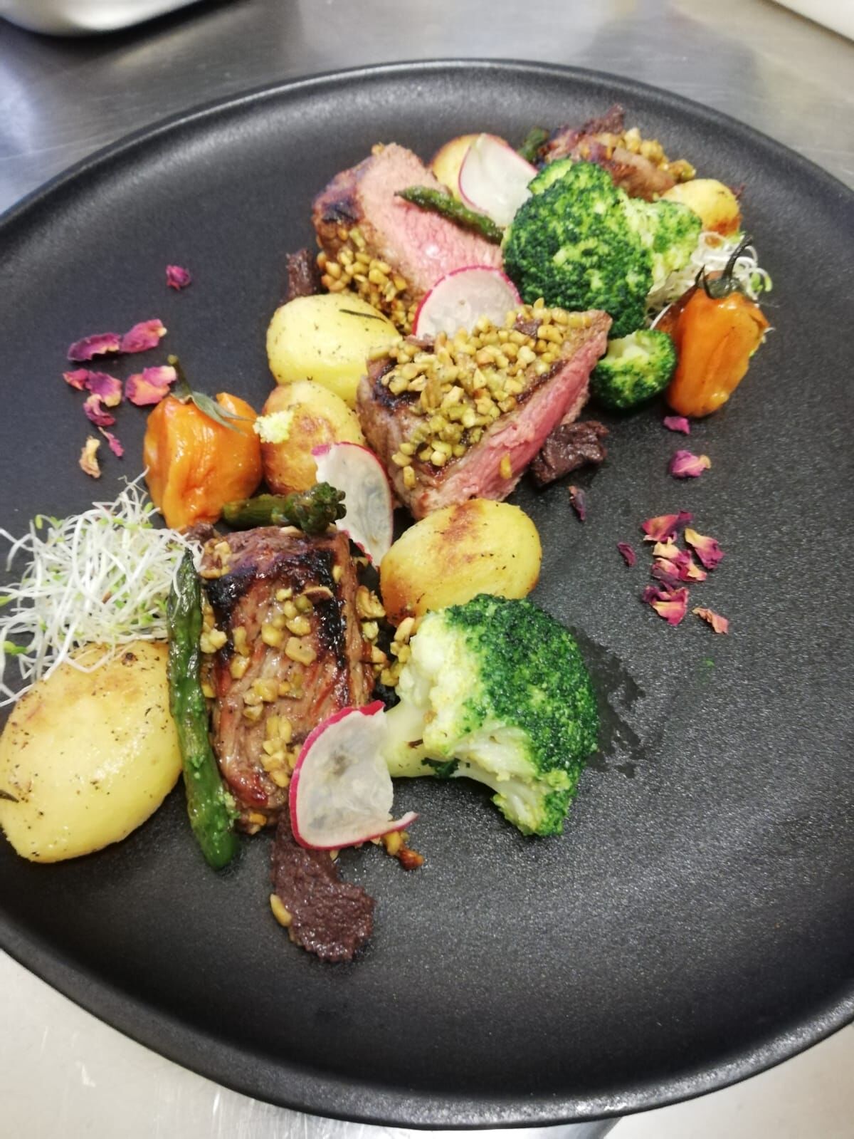 Tagliata di manzo servita con verdure di stagione