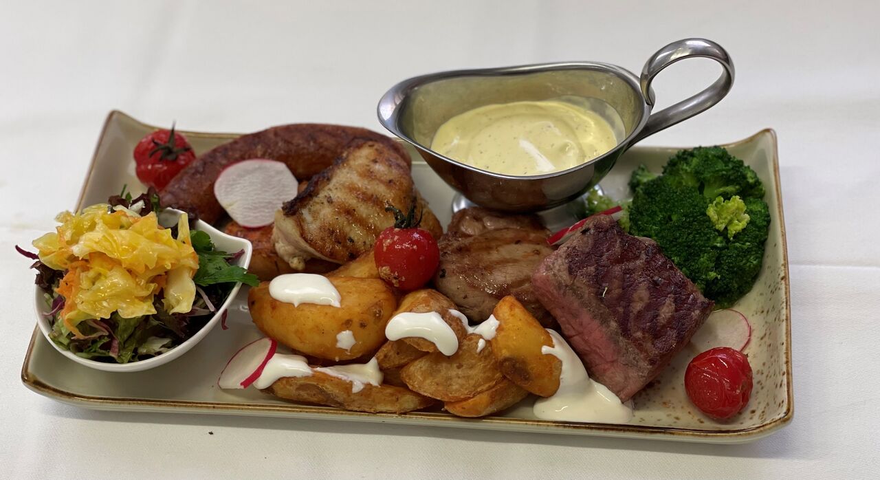 Grillvariation mit Gemüse und kleinem Salat