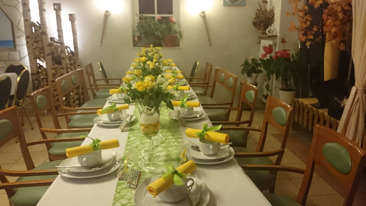 Gedeckter Tisch ( Wunsch des Gastes - vom Dekorateuer gemacht)