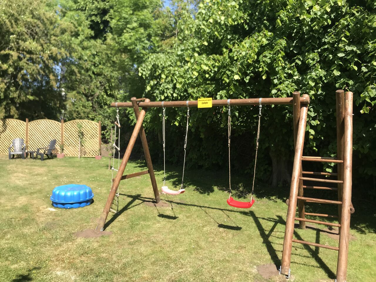 schaukeln, klettern, mit Sand + Bällen spielen ...