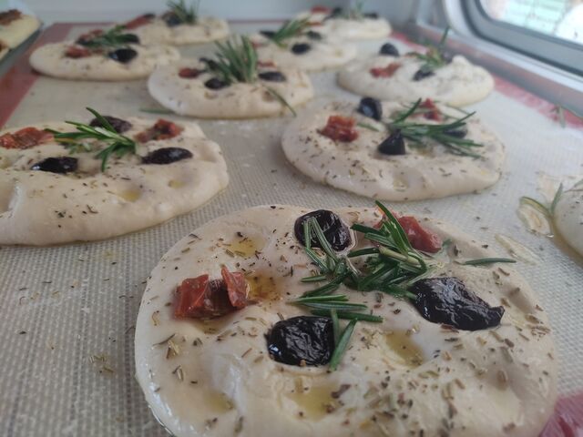 Focaccia aux olives et tomates séchées