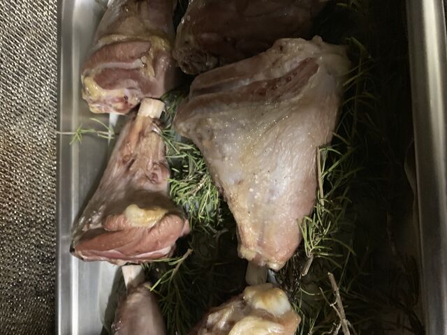 souris d'agneau sur sont lit de romarin cuisson basse temparature