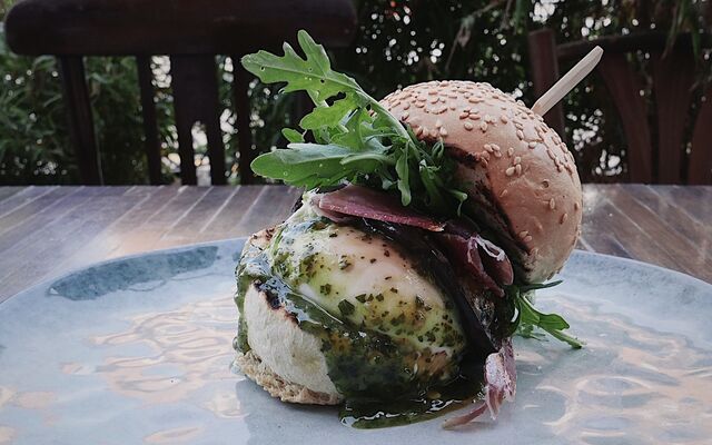 suggestion burger burrata, pesto, jambon roquette et tomates séchées