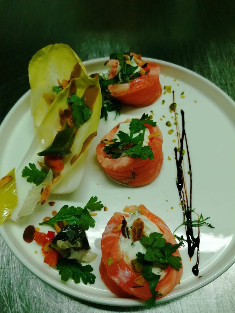 Saumon mariné, fromage frais aux herbes 