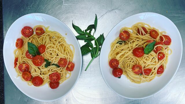 Spaghetti pomodorini pachino e basilico. 