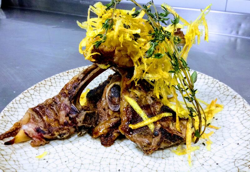 Chuletas de cordero braseadas y patatas rejilla