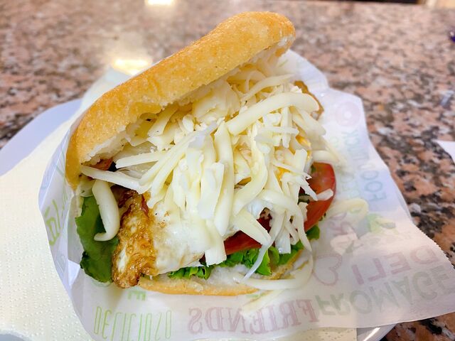 Arepas! fritas y asadas con variedad de rellenos, reina pepiada, pelúa, salpicón y muchas más!