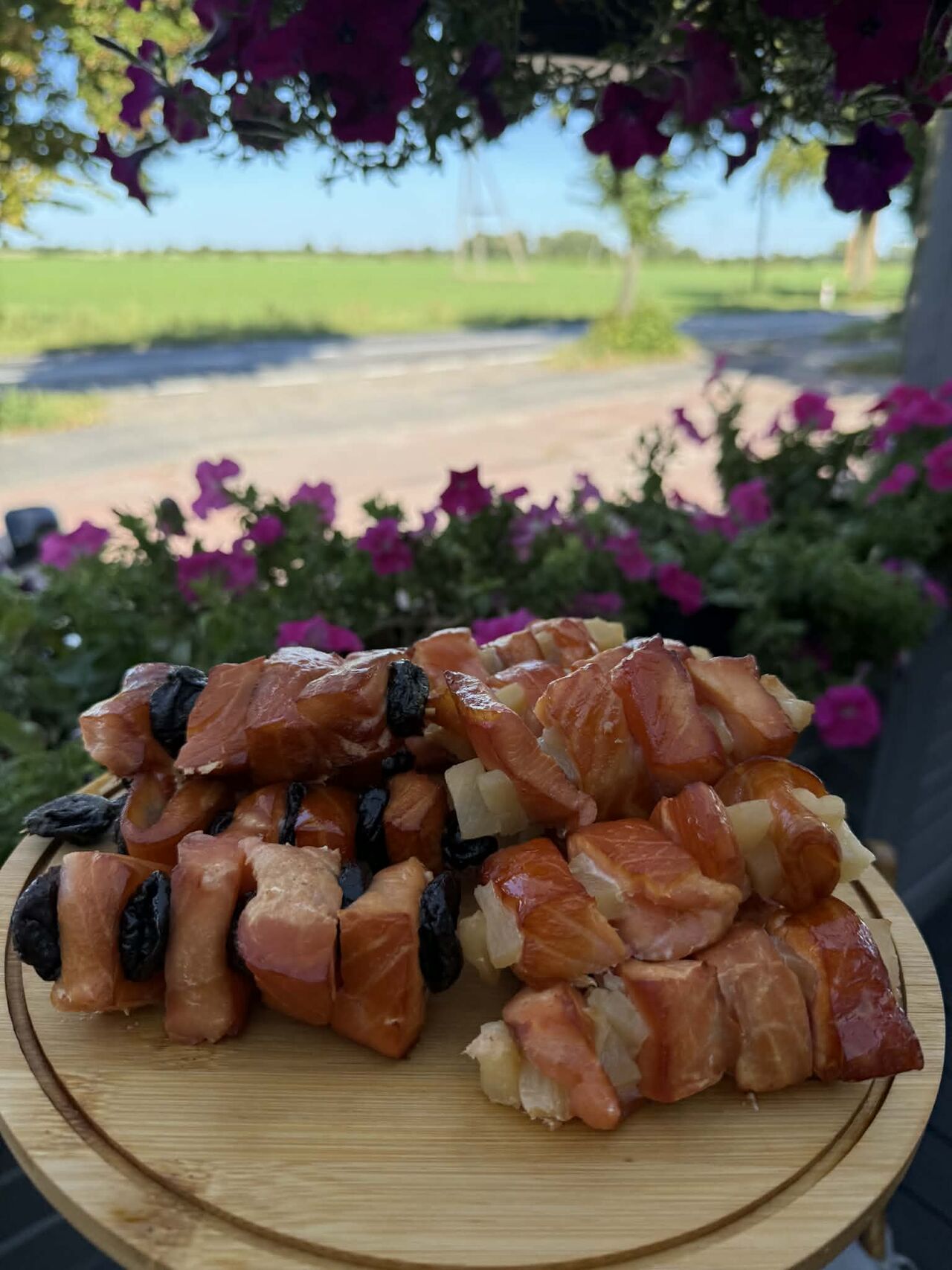 Wędzone szaszłyki z łososia ze śliwką oraz ananasem 