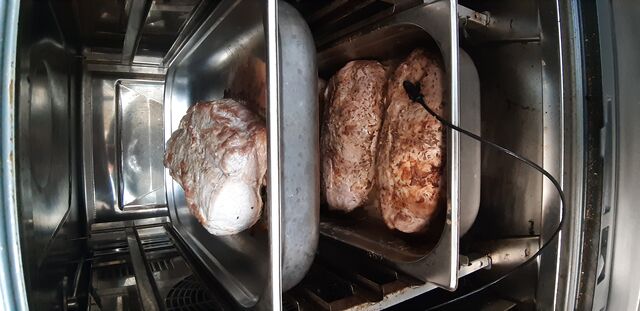 Ofenfrischer Schweinsbraten in Vorbereitung