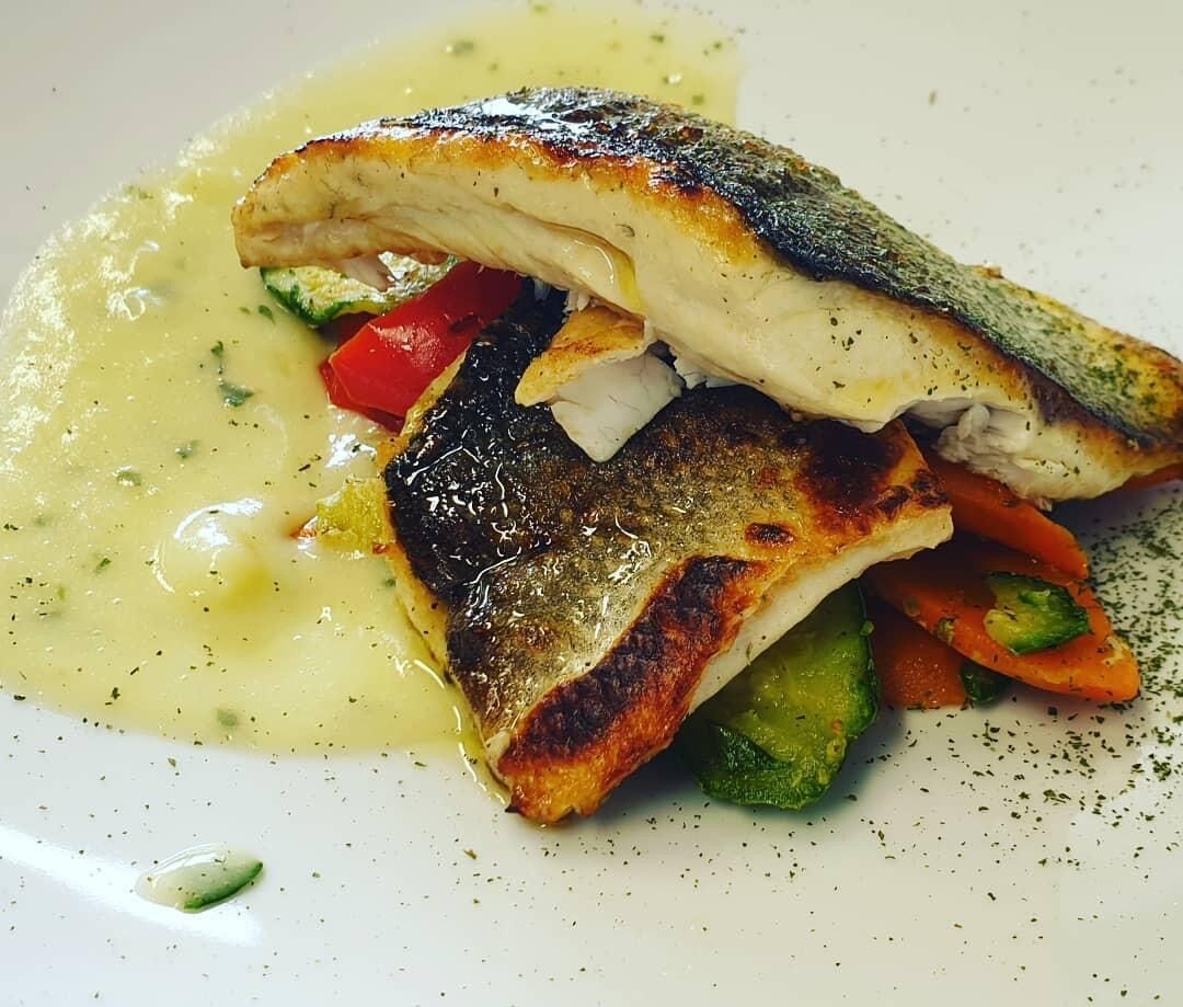 Branzino con crema di patate e verdure al salto