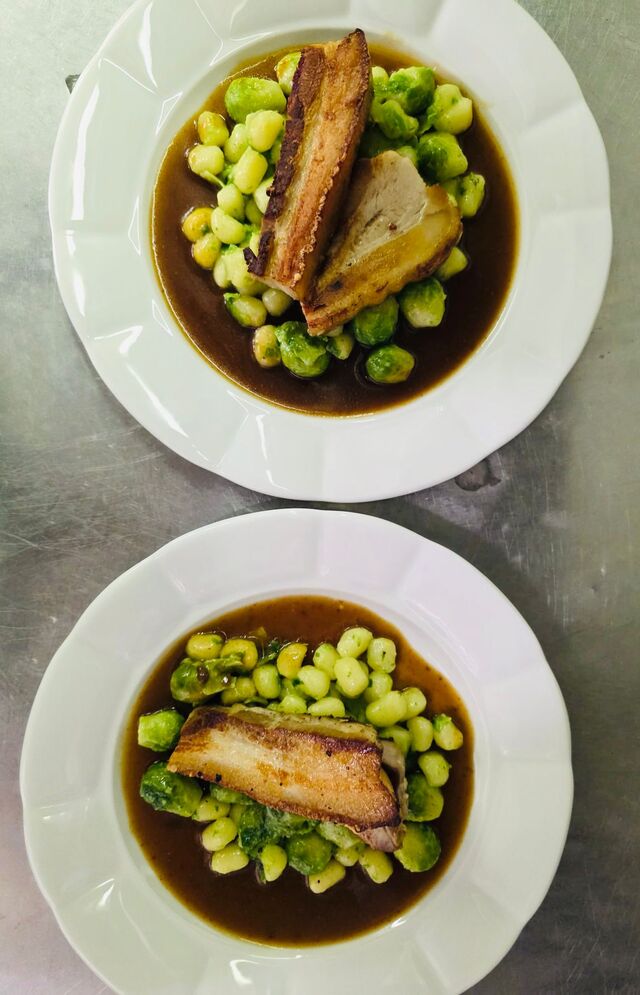 Náš bůček s bramborovými noky a kapustičkami