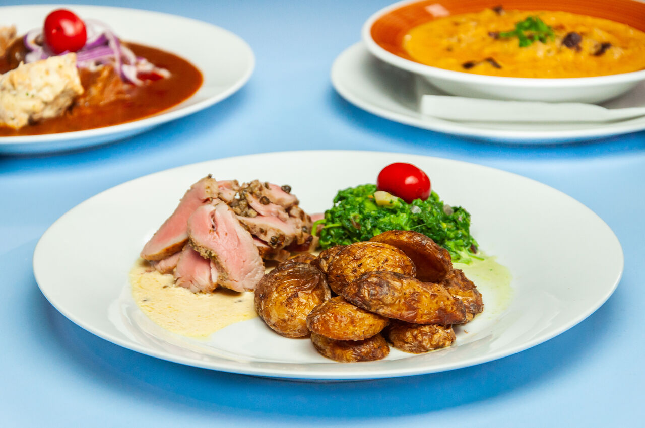 Vepřová panenka s pepřovou omáčkou, slovenská kapustnice a Švejkův hovězí guláš