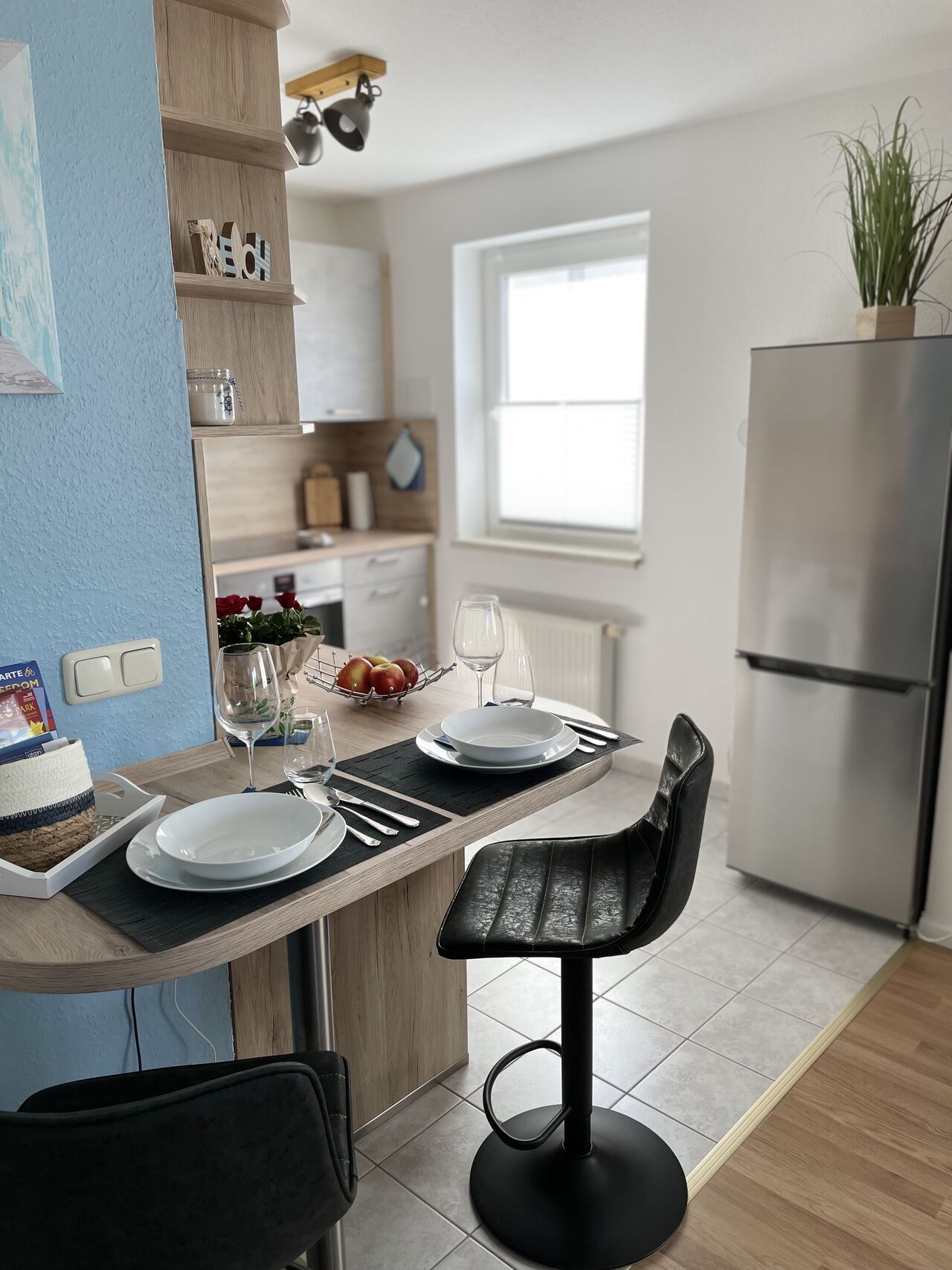 Küche mit Geschirrspüler, Kaffeemaschine, Toaster, Backofen, Induktionsherd und Kühl-Gefrierkombination 