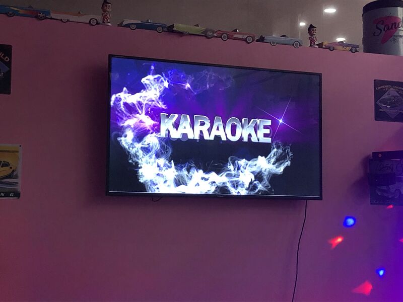 Soirée karaoké sur grand écran