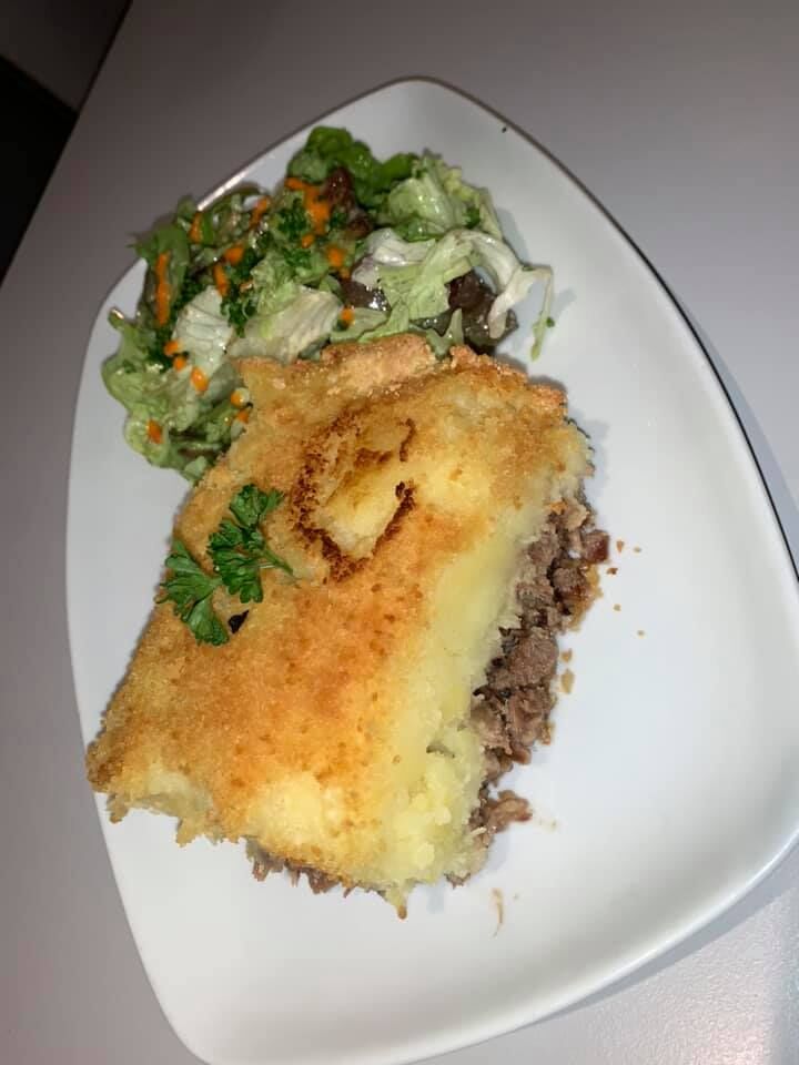 Plat du Jour du 31/10 :
Hachis Parmentier de Canard Confit accompagné de sa salade et son jus de Poivron.