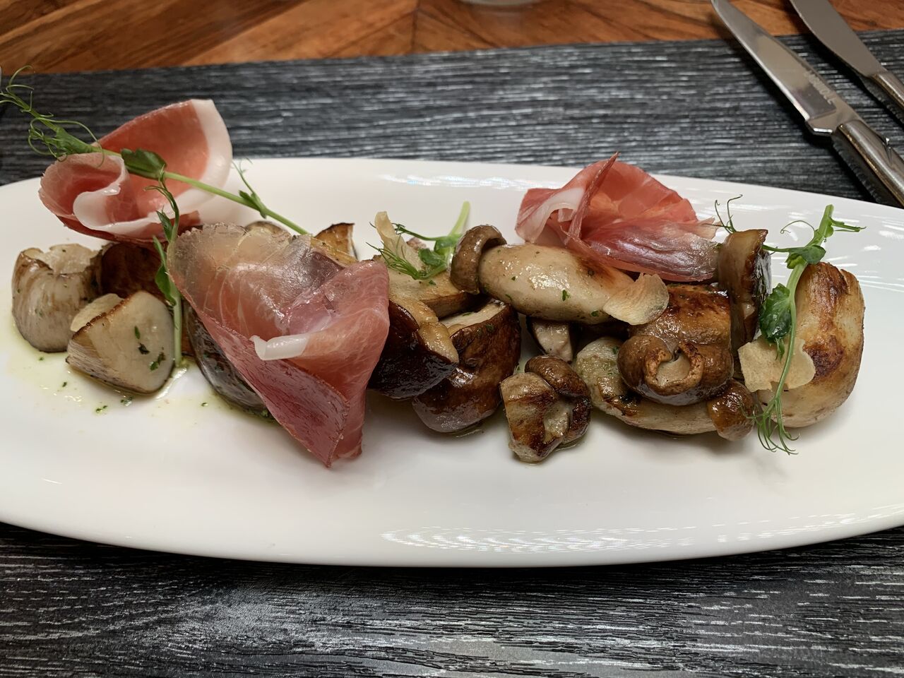 Entrée - Cèpes poêlées à la plancha et ses fines tranches de jambon Serrano