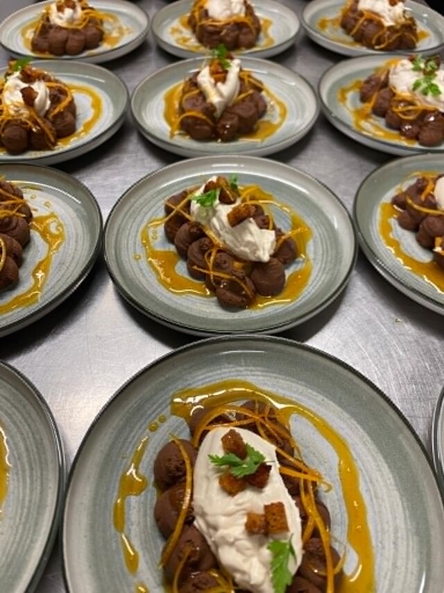 Dessert de Noël: gelée de clémentine, ganache au chocolat, mousse de caramel au beurre salé et son croustillant de pain d'épices