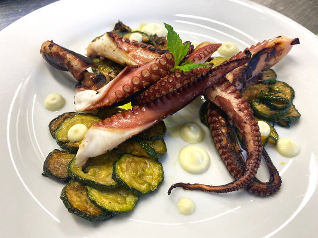Polpo alla piastra con zucchine alla poverella e mayo alla menta