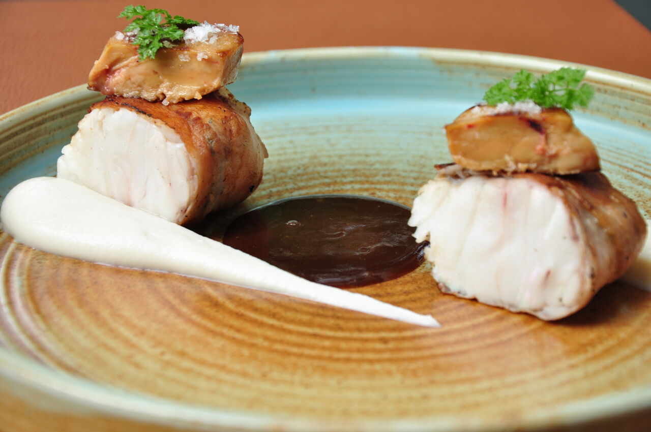 Rana pescatrice lardellata, crema al cavolfiore, foie gras e salsa Marsala 