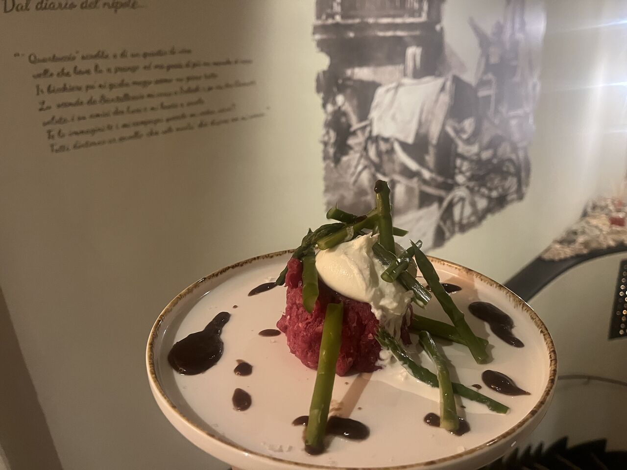Tartare di Fassona con burrata cipolla croccante e salsa Montecarlo