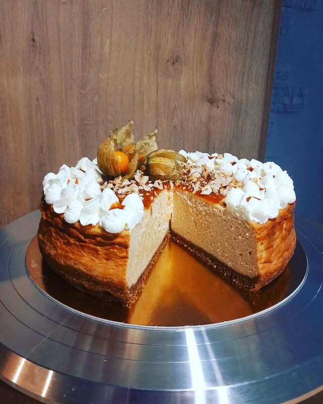 Sernik słony karmel