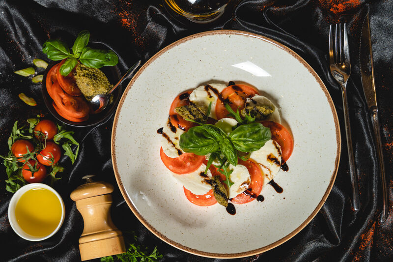 Caprese salata s mozarellom, rikola, pesto od bosiljka