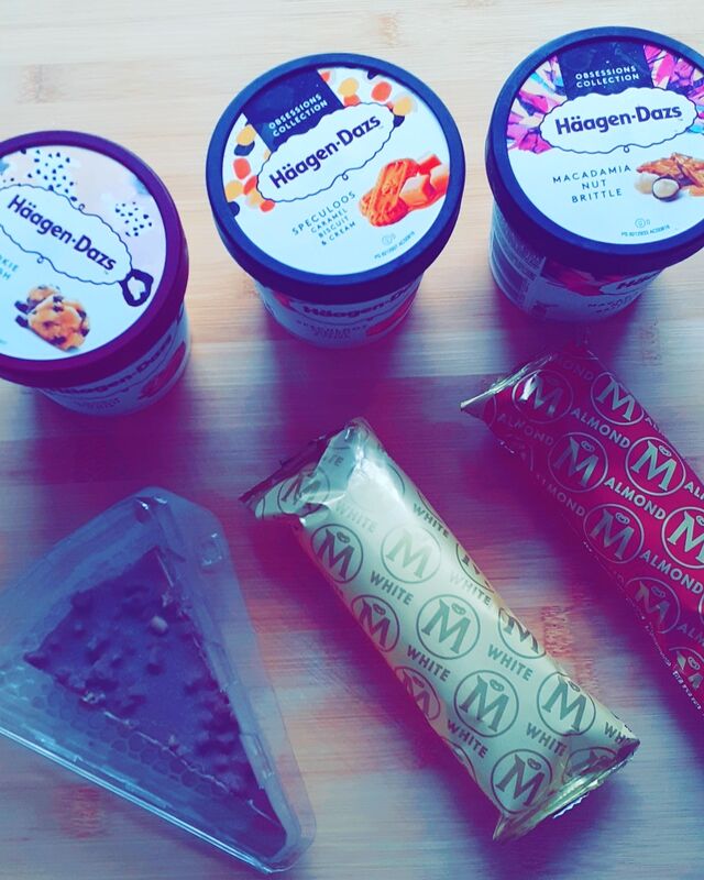 Des glaces et des parts de tartes au daim sont aussi à la vente