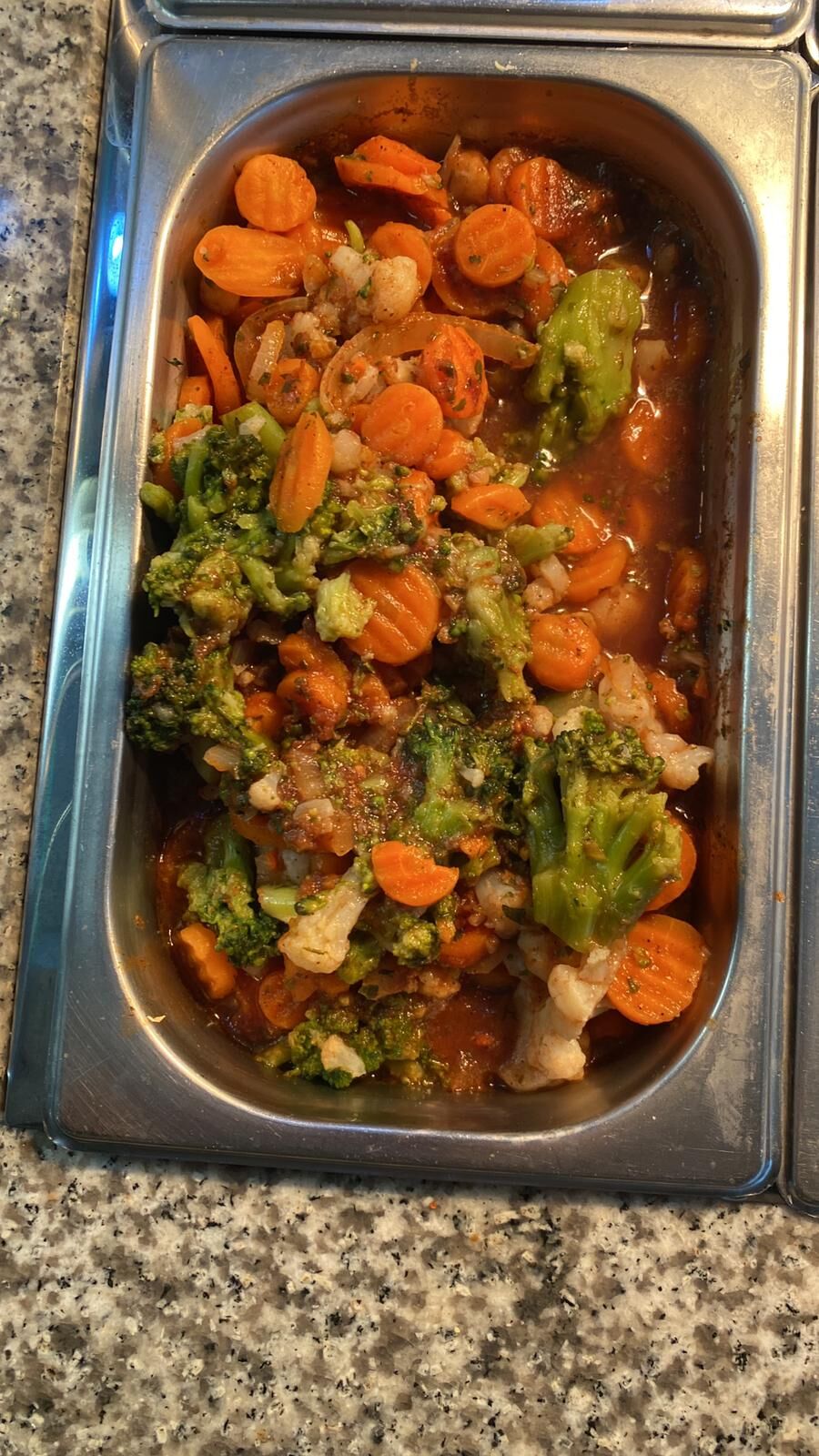 gemischte Gemüsepfanne in Tomatensauce